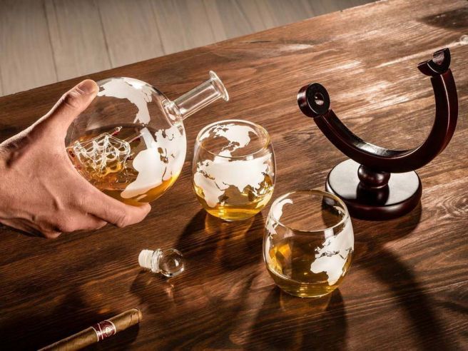 Globe Decanter with 2 Glasses Set